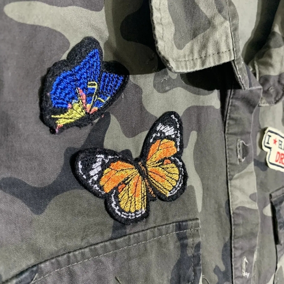 Women’s Size large Forever 21 Army Green Camo Shirt Jacket Patches Button Up - Picture 5 of 6